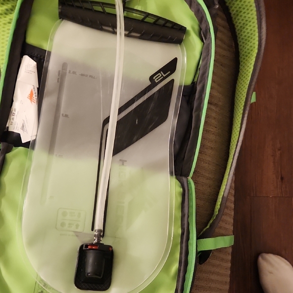 High Sierra Gray and Green Backpack  Hydration Pack 2L Visalia 9 Back - Picture 5 of 8